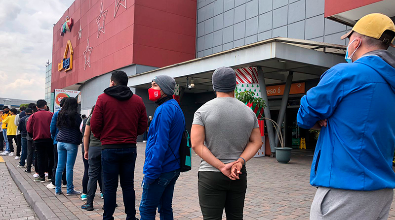 Fanáticos de Spider-Man hacen fila para una entrada a la película ‘Spiderman: No Way Home’ en los exteriores del centro comercial El Recreo. Foto: Galo Paguay / EL COMERCIO