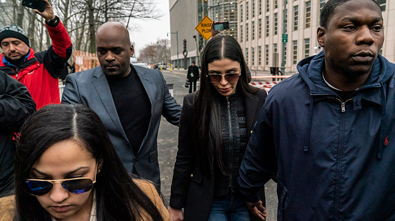 Foto del 4 de febrero del 2019 donde Emma Coronel sale de la Corte Federal en Brooklyn escoltada por el equipo legal de su esposo y dos guardaespaldas. Foto: EFE