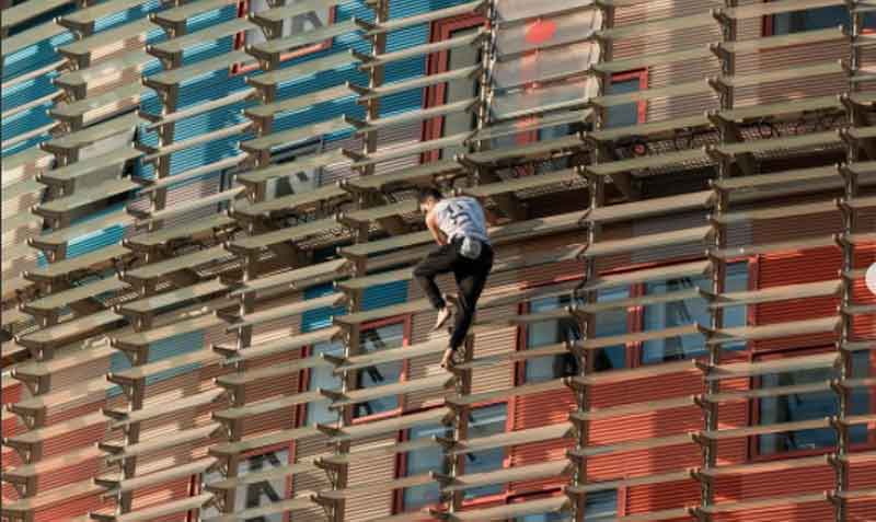 El escalador urbano Alexis Landot subió el edificio de 144 metros de altura. Foto: Instagram Alexis Landot