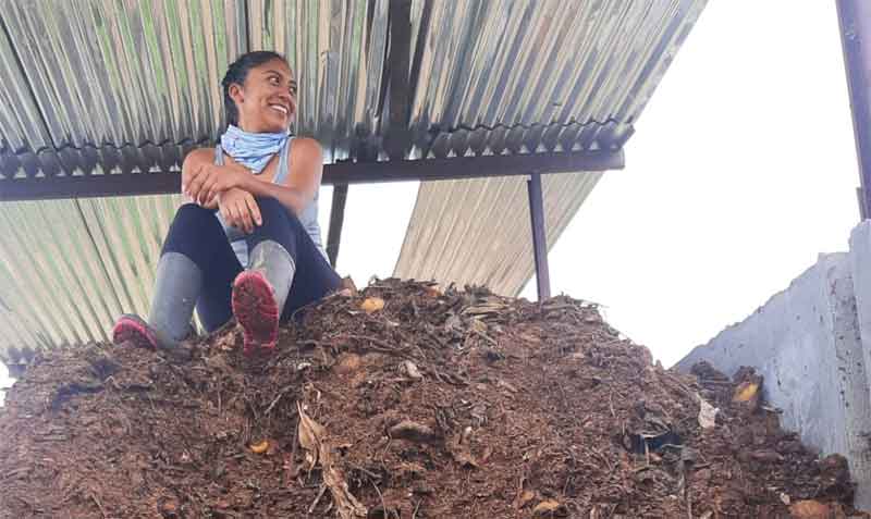 Viviana Rocha tiene 26 años y es fundadora de Ayllu. Mediante esta iniciativa recolecta residuos orgánicos de los hogares. Foto: cortesía