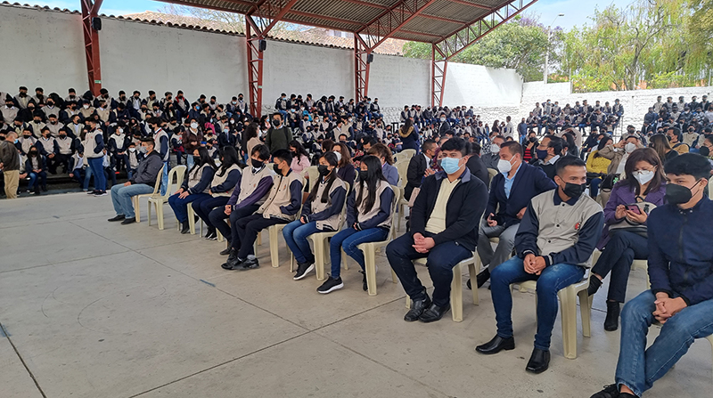 900 estudiantes del colegio Daniel Córdova Toral de Cuenca retomaron las clases presenciales. Foto: Lineida Castillo / EL COMERCIO