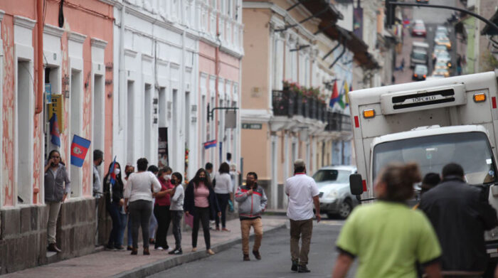 En la calle García Moreno, en el Centro Histórico de Quito, las personas salieron de las casas y locales, ante el fuerte sacudón del sismo. Foto: EL COMERCIO