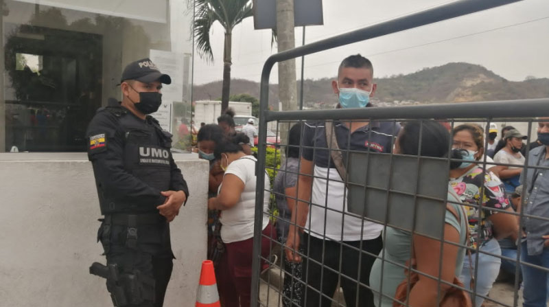 Familiares de presos asesinados acudieron a Criminalística de Guayaquil para reconocer y retirar los cuerpos. Foto: EL COMERCIO