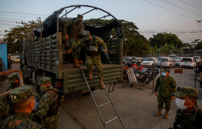 Unos mil efectivos de la Policía y las Fuerzas Armadas de Ecuador asumieron este lunes el "control total y absoluto" del Centro de Privación de Libertad Guayas Número 1, conocido como "La Penitenciaría de Guayaquil". Foto: EFE