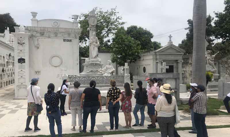 En el Cementerio Patrimonial de Guayaquil se retomaron los recorridos guiados tras las restricciones por la pandemia. Foto: Enrique Pesantes / EL COMERCIO