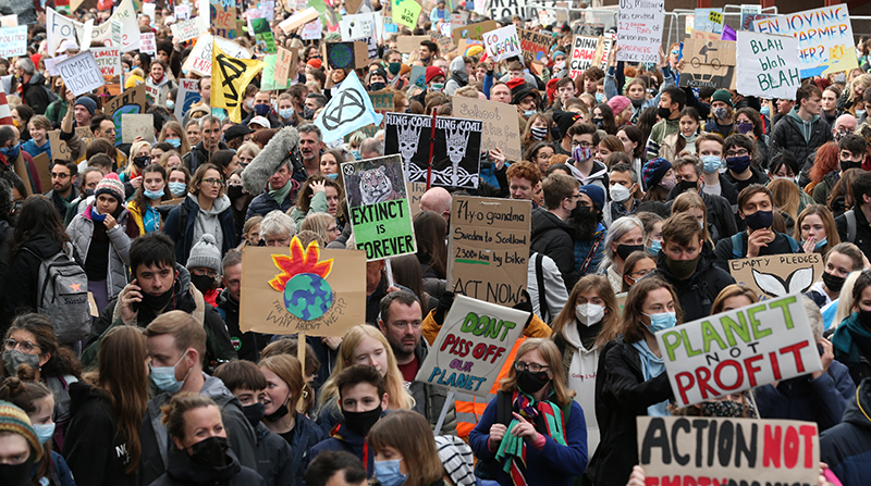Los manifestantes asisten a la marcha estudiantil Fridays for Future para exigir la acción de los líderes mundiales para combatir la crisis del cambio climático. Foto: EFE