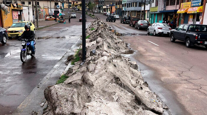 En la calle Juan del Valle y av. Gualberto Pérez aún se podía observar parte del granizo que cayó el lunes. Foto: Galo Paguay / EL COMERCIO