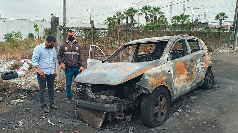 Un vehículo incendiado la madrugada de este lunes 15 de noviembre en el norte de Guayaquil estaría vinculado con el caso de sicariato en Guayaquil, según la Policía. Foto: EL COMERCIO