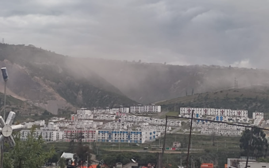 La intensidad del sismo hizo que parte de las canteras de Pomasqui se derrumbaran y generaran nubes de polvo. Foto: EL COMERCIO