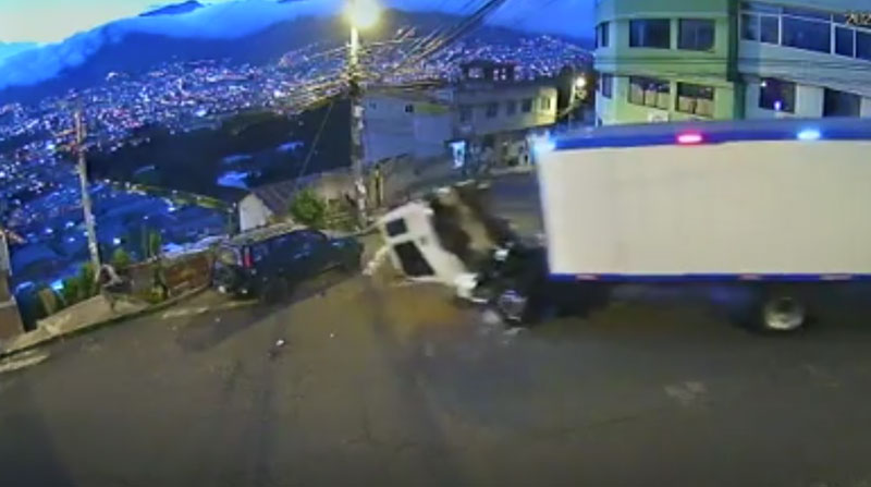 La cámara captó el momento en el que el peatón corre para alejarse y evitar el impacto de un camión, en el sector de La Argelia, sur de Quito. Foto: Captura de pantalla