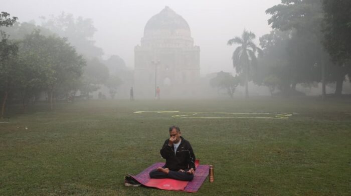 Un hombre indio realiza yoga en un jardín mientras la ciudad está envuelta en una intensa niebla tóxica en Nueva Delhi, India, este 5 de noviembre de 2021. El máximo tribunal indio impuso una prohibición total de la venta o el uso de todo tipo de petardos en la Región de la Capital Nacional (NCR) en un intento por controlar la contaminación del aire. Foto: EFE
