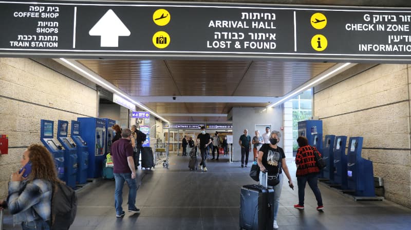 Los pasajeros caminan en el Aeropuerto Internacional Ben Gurion cerca de Tel Aviv, Israel, el 28 de noviembre de 2021. El gobierno israelí aprobó este domingo 28 una prohibición a la llegada de extranjeros durante 14 días debido a preocupaciones sobre la nueva variante del coronavirus B.1.1.529, ómicron. Foto: EFE