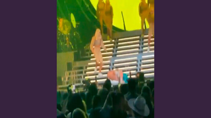 La cantante colombiana Karol G sufrió una caída en medio de un concierto. Foto: Captura