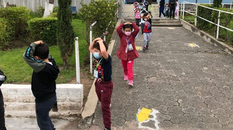 En el colegio La Salle de Conocoto, los alumnos salieron ordenadamente hacia las zonas seguras. Foto: cortesía La Salle Conocoto.