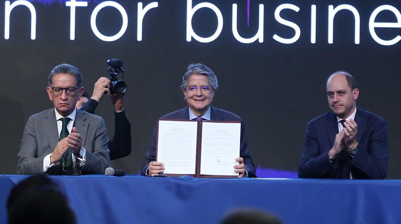 Guillermo Lasso firmó dos decretos enfocados a impulsar la atracción de inversiones y para fomentar las alianzas público-privadas. Foto: Flickr / Presidencia de la República del Ecuador