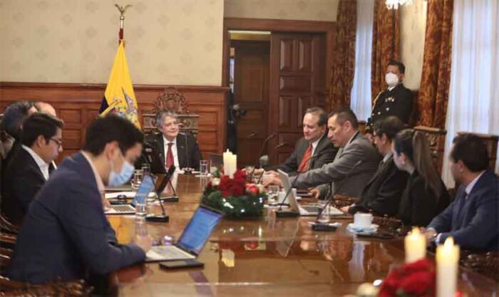 El presidente Guillermo Lasso se reunión con autoridades del IESS el 23 de noviembre del 2021. Foto: Twitter Presidencia Ecuador