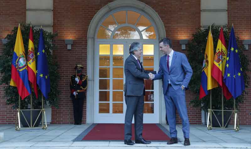 El presidente del Gobierno, Pedro Sánchez (d), recibió ayer al presidente de Ecuador, Guillermo Lasso (i), en el Palacio de La Moncloa, en Madrid. Foto: Rodrigo Jiménez / EFE