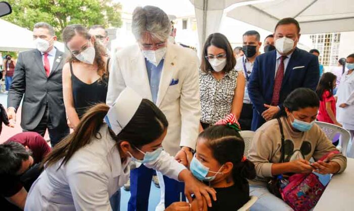 Guillermo Lasso visitó un centro escolar de la ciudad de Guayaquil, para observar el proceso de vacunación. Foto: EFE