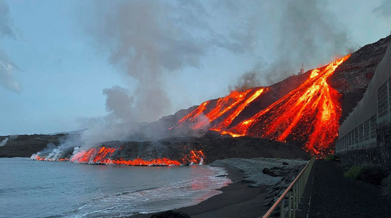 Imagen de la lava del volcán en Palma mientras alcanza nuevamente el océano Atlántico, luego de rebasar la playa de Los Guirres. Foto: EFE