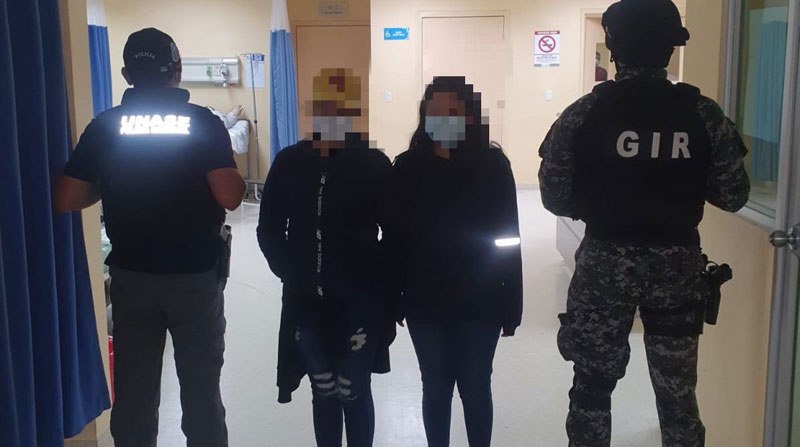Las dos jóvenes secuestradas el 17 de noviembre fueron localizadas en El Aromo, en Manta, por agentes de equipos élite de la Policía. Foto: Twitter Policía Nacional