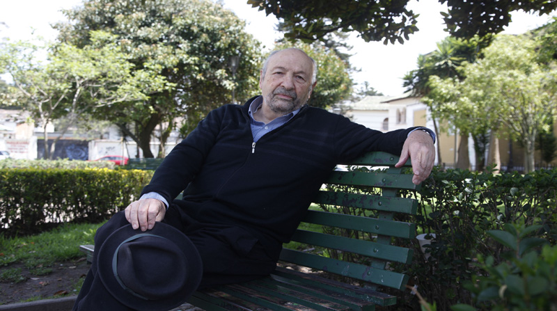 El escritor Javier Vásconez, en un asiento en el parque de Santa Clara, uno de los escenarios de su nueva novela. Foto: Galo Paguay / EL COMERCIO