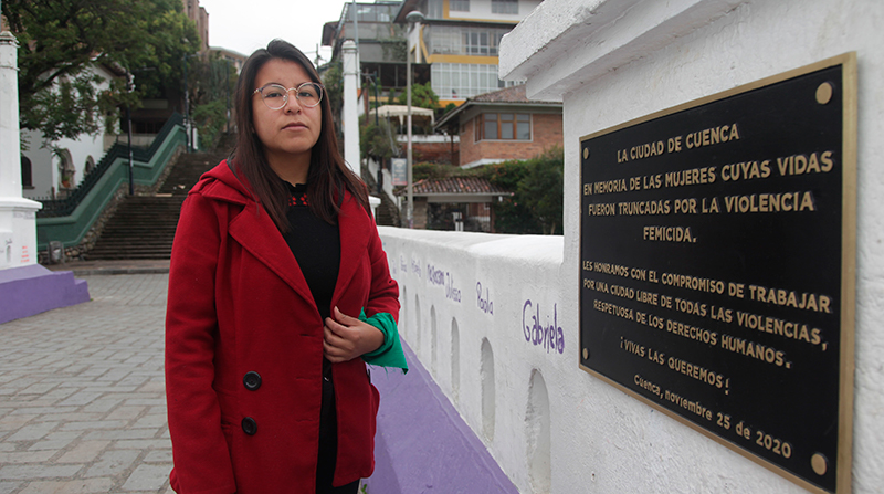 Liz Zhingri aparece de pie en el puente Mariano Moreno de Cuenca, renombrado Unidas Nos Queremos. Foto: Xavier Caivinagua para EL COMERCIO