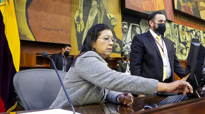 La presidenta de la Asamblea Nacional, Guadalupe Llori, suspendió la sesión durante cinco horas. Foto: Twitter @AsambleaEcuador