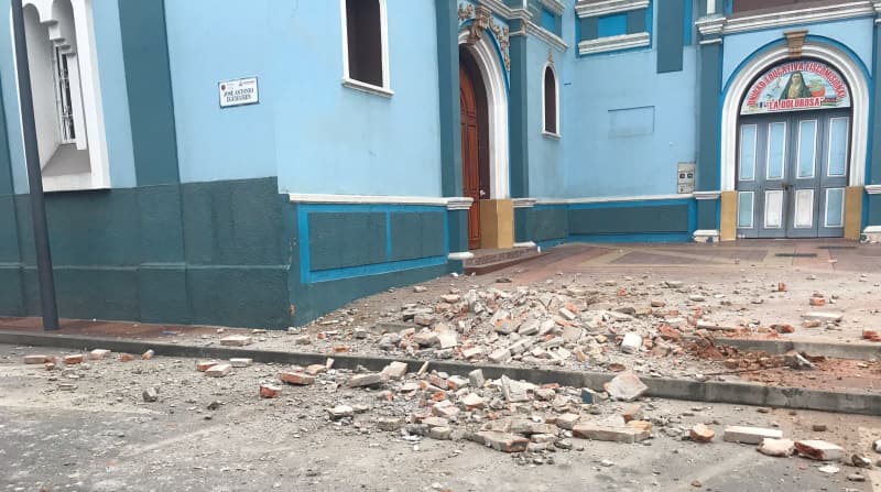 En Loja, sur de Ecuador, se registraron daños materiales por el sismo de este 28 de noviembre, una parte de la estructura de la entrada al colegio La Dolorosa se cayó en la calzada. Foto: Cortesía Lindon San Martín
