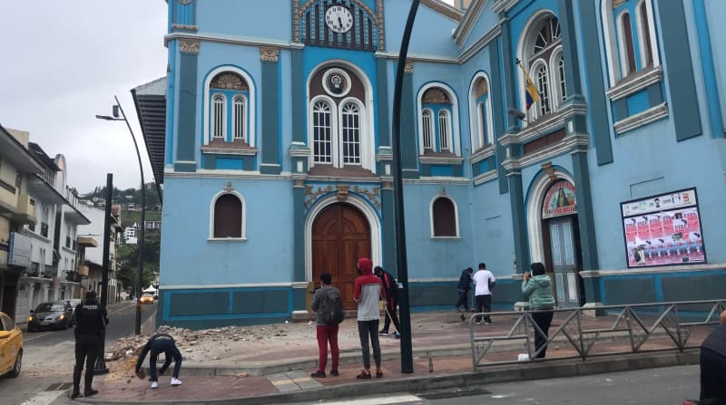 En la ciudad de Loja una parte de la entrada del colegio La Dolorosa registró daños y hubo derrumbes en la mampostería de algunas viviendas por el sismo en Perú. Foto: Cortesía Lindon San Martín