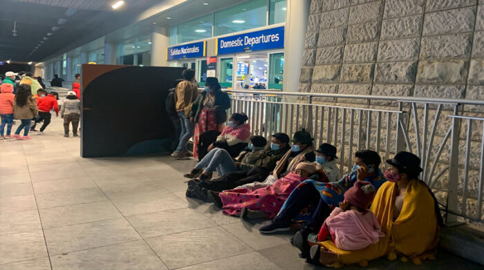 Familiares de migrantes que van a México, con probable destino final a EE.UU., en el Mariscal Sucre.  Foto: Diego Puente / El Comercio