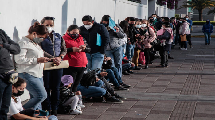 Las filas en la Embajada de México eran largas en septiembre, cuando se comenzó a exigir la visa. Foto: Galo Paguay / El Comercio