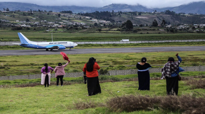 Desde los exteriores del aeropuerto de Cotopaxi, despiden a sus familiares antes de despegar el avión. Foto: Gleanda Giacometti / El Comercio