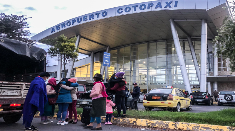 Familiares se despiden en el aeropuerto de Cotopaxi a México, primera parada para ir a Estados Unidos. Foto: Diego Pallero / El Comercio