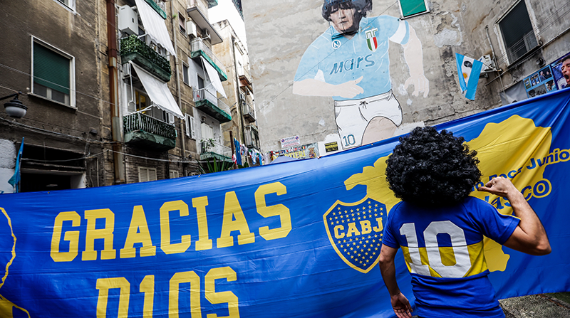 Los aficionados rinden homenaje en la llamada plaza Maradona del Quartieri Spagnoli en Italia, con motivo del primer aniversario de la muerte del legendario futbolista argentino Diego Maradona. Foto: Zuma Press