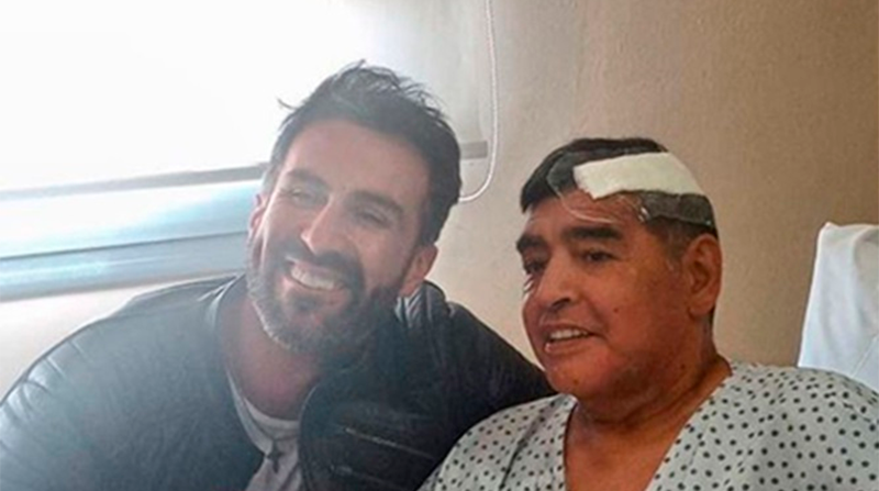 El neurocirujano Leopoldo Luque, hoy imputado, y Diego Maradona antes de su fallecimiento. Foto: redes sociales