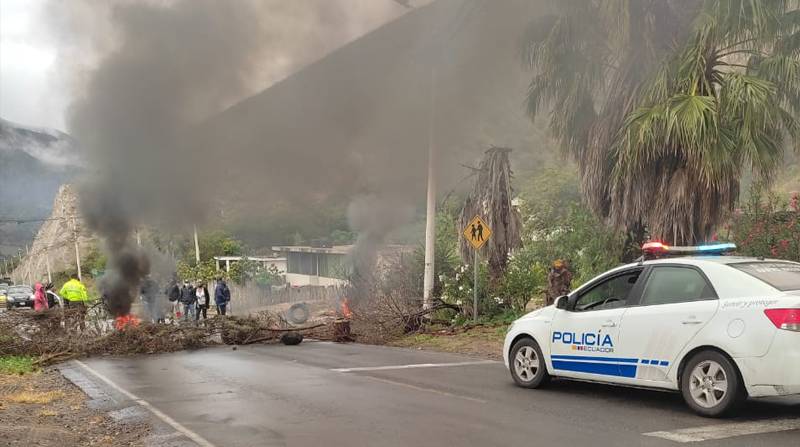 Pobladores de la comunidad de Mascarilla, en el cantón Mira, cerraron la vía E-187 a la altura de esta comunidad. Foto: Cortesía
