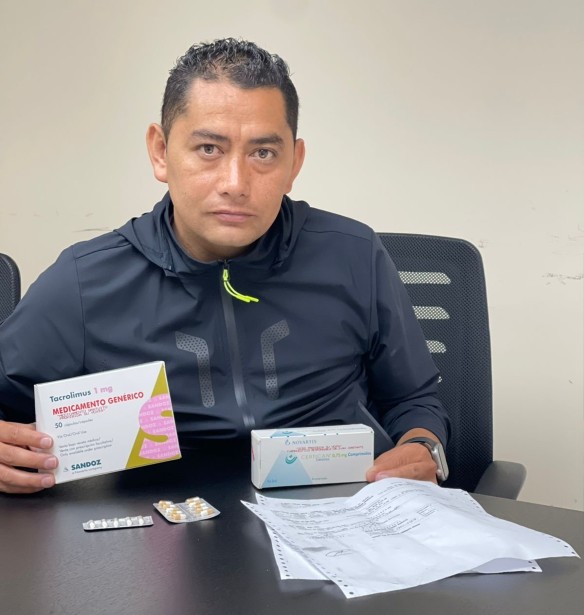 Mauricio Zuñiga, de 33 años, fue trasplantado en el 2019. Ahora busca sus medicamentos en el hospital del IESS. Foto: tomada de Twitter.