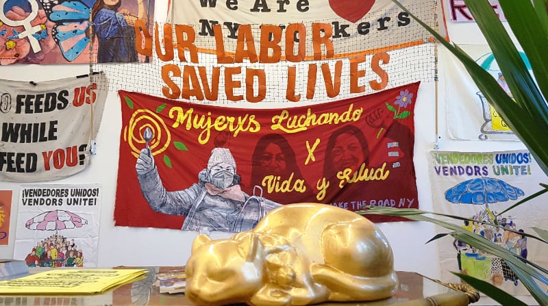 En la expo del MoMa se destaca un cartel con el lema "Mujeres luchando por vida y salud" en cuya elaboración participó, entre otros, el muralista de origen ecuatoriano Layqa Nuna Yawar, y en el que llama la atención una mujer con mascarilla golpeando una cacerola con una cuchara. Foto: EFE
