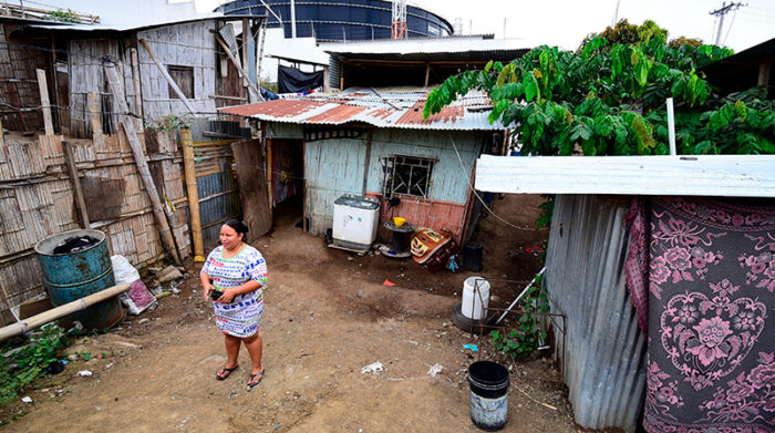 Mariela Castro reside en el sector de Monte Sinaí, en Guayaquil. Su inmueble requiere ser reconstruido. Foto: Enrique Pesantes / El Comercio