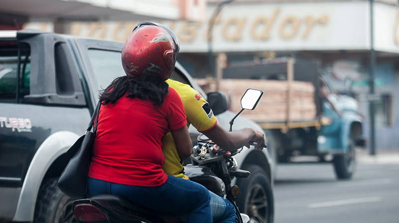 La circulación de dos hombres en moto no se restringirá en Guayaquil durante el día. Foto: Enrique Pesantes / EL COMERCIO
