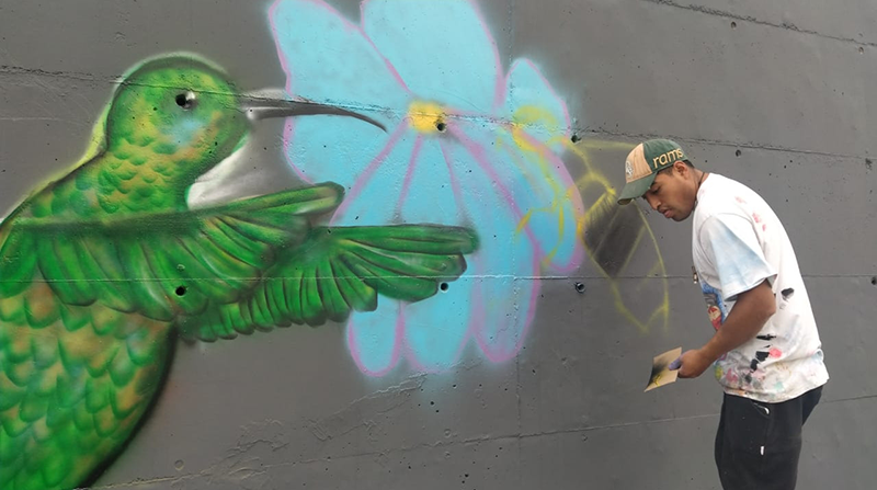 Un joven pinta un mural referente a la naturaleza como parte del proyecto de la Secretaría de Inclusión del Municipio de Quito. Foto: Cortesía Secretaria de Inclusión
