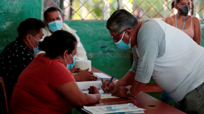 Un hombre vota en las elecciones presidenciales este 7 de noviembre del 2021, en la Junta Receptora de Esquipula en Managua (Nicaragua). El actual presidente, Daniel Ortega, en el poder desde el 2007, busca su quinto mandato y cuarto consecutivo. Foto: EFE