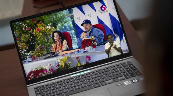 Un hombre observa al presidente de Nicaragua, Daniel Ortega (d), junto a su esposa, Rosario Murillo, después de votar durante las elecciones presidenciales este 7 de noviembre del 2021, en Managua (Nicaragua). Foto: EFE