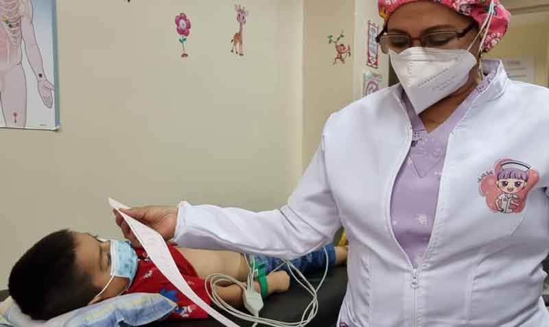 Los electrocardiogramas son parte del monitoreo a niños que tuvieron SIM, para detectar posibles efectos cardiacos. Foto: cortesía del hospital Francisco de Icaza Bustamante