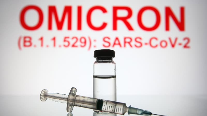 La cepa mutada, llamada Ómicron y descrita por la OMS como "una cepa preocupante", llegó a Bélgica después de ser descubierta en Sudáfrica. Las compañías farmacéuticas están trabajando para modificar las vacunas para contrarrestar la nueva cepa mutada del Coronavirus. Foto: DPA