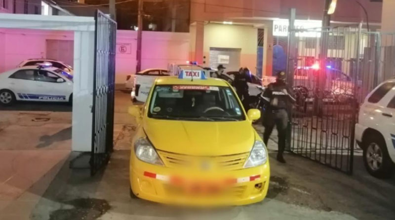 Una presunta banda que operaba en un taxi bajo la modalidad de secuestro exprés fue desarticulada por la Policía en Guayaquil, la noche del miércoles 3 de noviembre. Foto: Cortesía Policía Nacional
