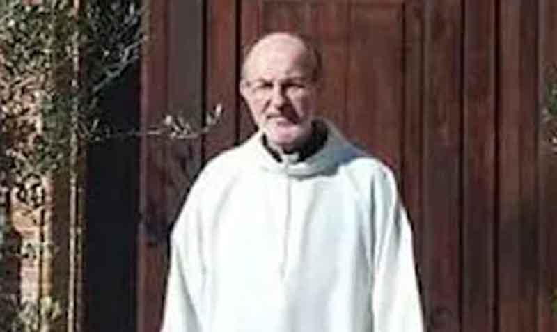 Don Gino Pierosara fue apartado de sus labores como párroco y exorcista de la iglesia de San Sebastián Mártir en Fabriano, Italia. Foto: captura
