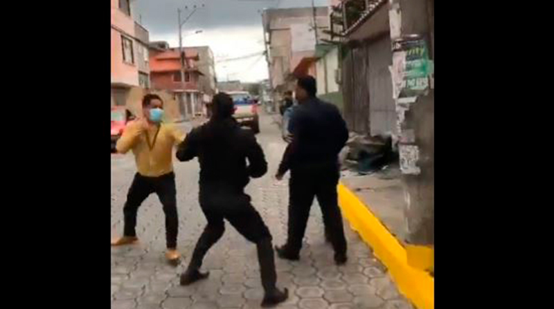 Dos hombres se agredieron a golpes en Quitumbe, sur de Quito. Foto: Captura de pantalla