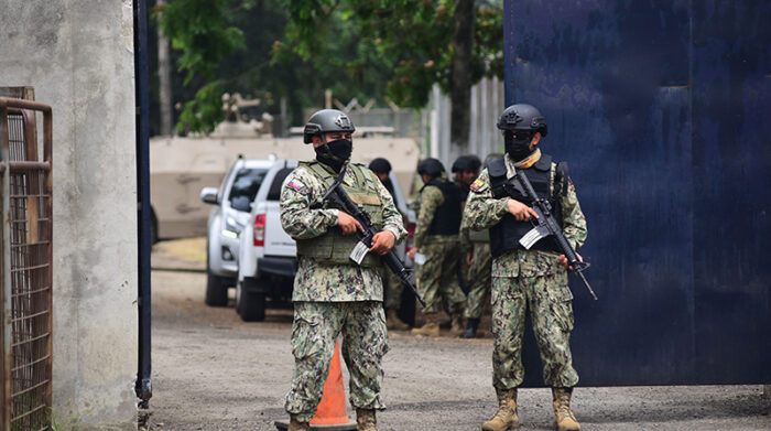 Militares custodian la entrada de la Penitenciaría el 1 de noviembre del 2021. Foto: Enrique Pesantes / EL COMERCIO