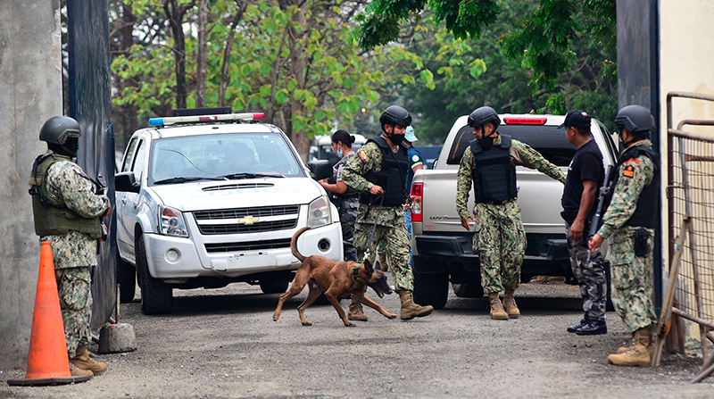 Policías y militares custodian los exteriores de la Penitenciaría de Guayaquil. A diario hay uniformados en las puertas. Foto: EL COMERCIO